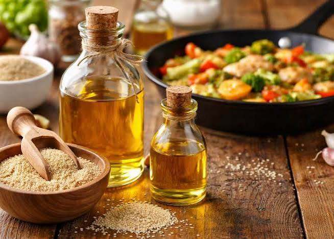 روغن کنجد شیشه ای تهیه شده از کنجد مرغوب